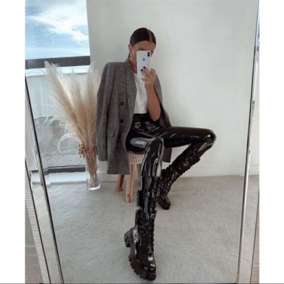 Commando Faux Patent Leather Perfect
Control Leggings in Size S - Picture 3 of 10